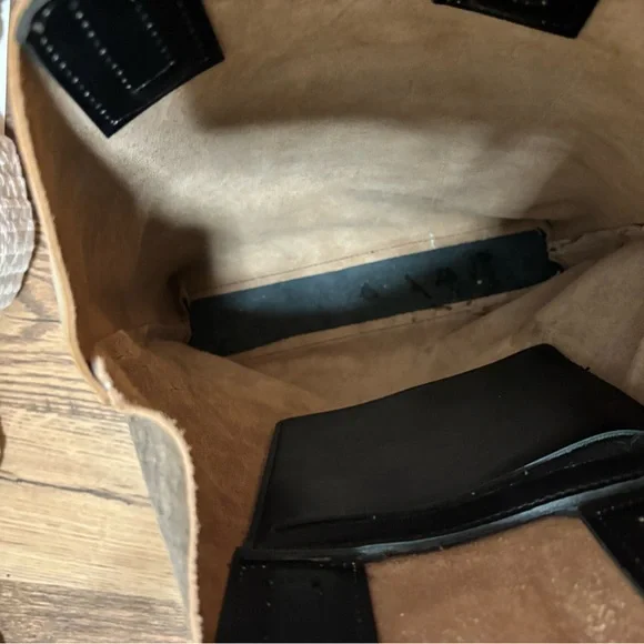 Elegant Black and Tan Tote Bag - Picture 3 of 5